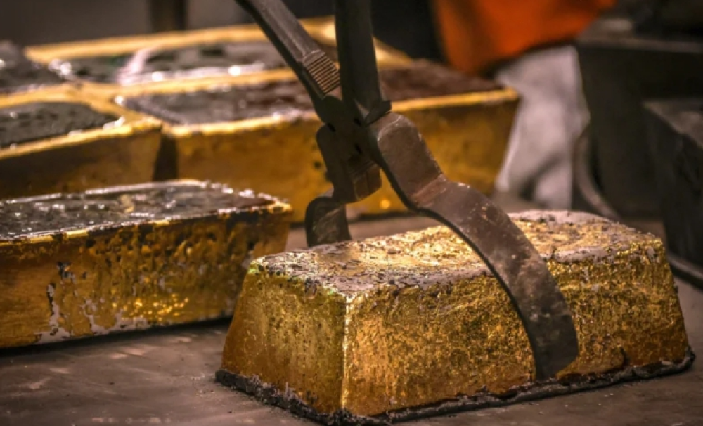 Gold Rises as Falling Oil Prices Ease Inflation Concerns